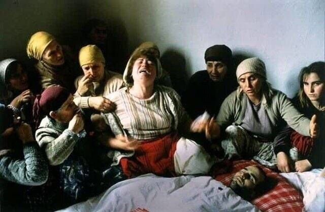 عزاداری مادر کوزوویی بر بالین فرزندش

