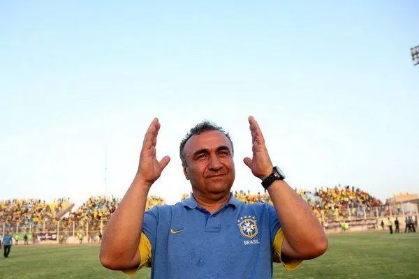 استعفای رسمی نداده‌ام