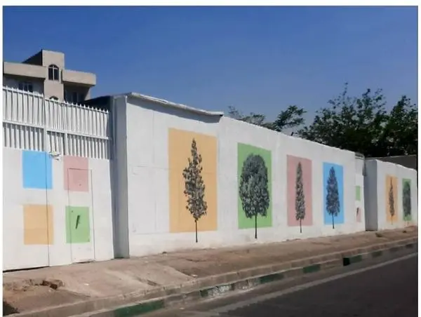 اجرای نقش و رنگ بر دیواره خاکستری بزرگراه شیخ فضل الله نوری