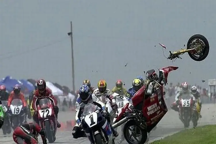 فیلم/تصادف در مسابقه‌ی موتو ۳ گرندپری سن‌مارینو ۲۰۱۸