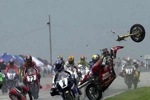 فیلم/تصادف در مسابقه‌ی موتو ۳ گرندپری سن‌مارینو ۲۰۱۸