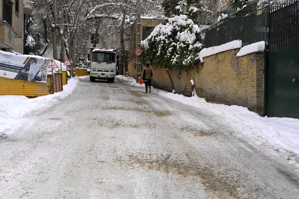 ۴ هزار تن شن مخصوص در معابر شهری پخش شد