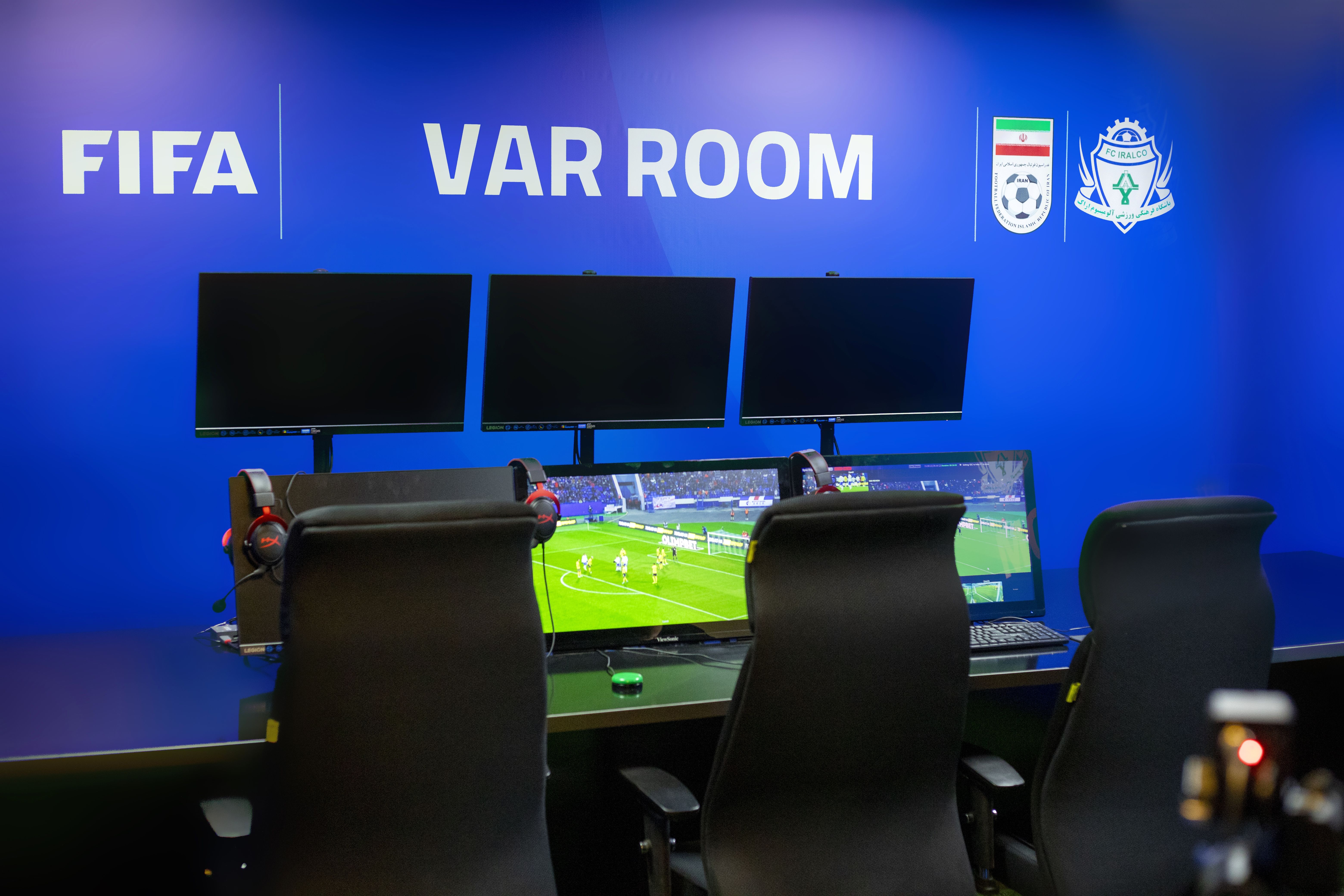 تغییر داور VAR دیدار فولاد و تراکتور