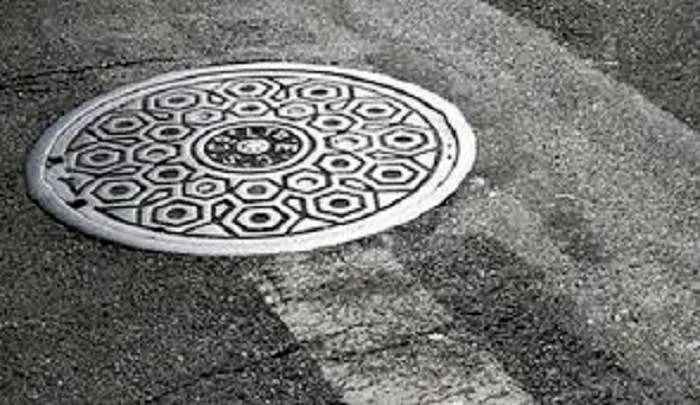 همسطح سازی دریچه های فاضلاب معابر شهرداری منطقه 2

