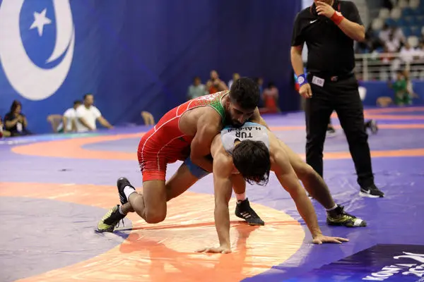 پیروزی کشتیگیر ۶۵ کیلوگرم ایران مقابل نماینده میزبان