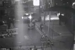 
اقدام جنون آمیز مرد جوان با خودروی سرقتی + عکس
