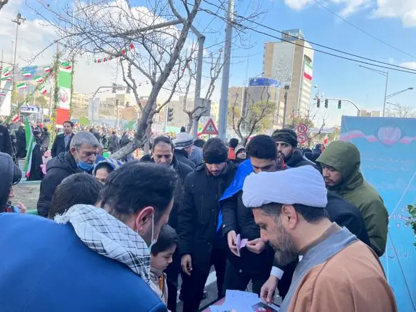 حضور روشنگرانه همراه با ترویج فرهنگ‌ کتابخوانی شرکت نفت ایرانول در راهپیمایی ۲۲ بهمن

