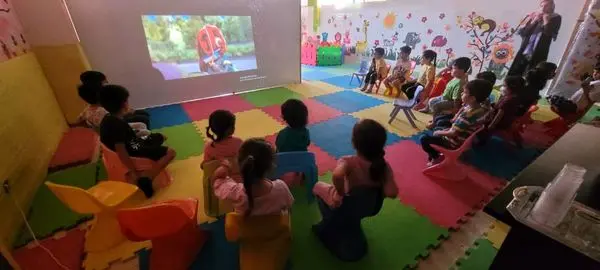 اجرای برنامه های "سینما سلامت" در قالب فراموز سیار ویژه کودکان منطقه 19