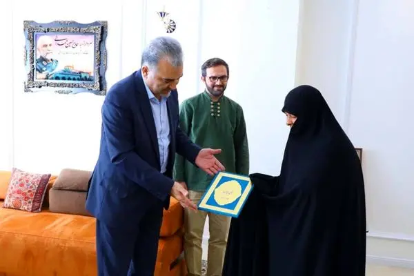 دیدار با خانواده شهدا باید به یکی از اصول مسئولیت اجتماعی سازمانها تبدیل شود