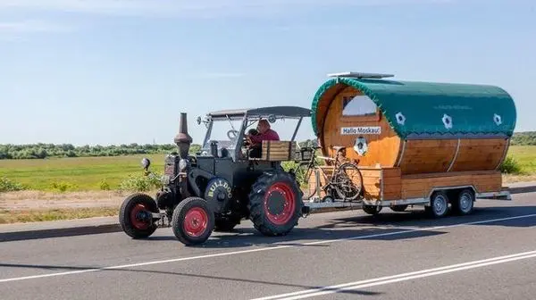 سفر پیرمرد ۷۰ ساله به جام جهانی روسیه با تراکتور +عکس