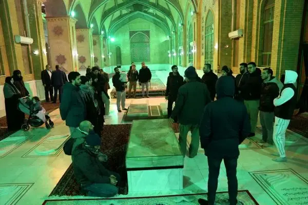 بازدید جمعی از شیعیان فرانسه از گلزار مطهر شهدای بهشت زهرا(س) 