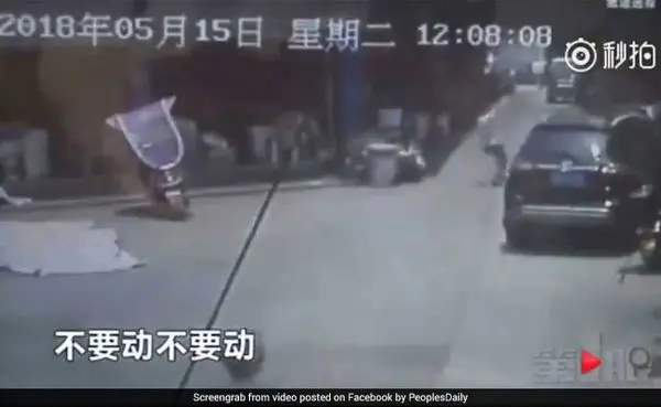 
واکنش استثنایی فروشنده برای نجات جان دختر در حال سقوط + عکس
