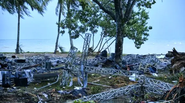 لحظه هجوم سونامی به سالن کنسرت +عکس