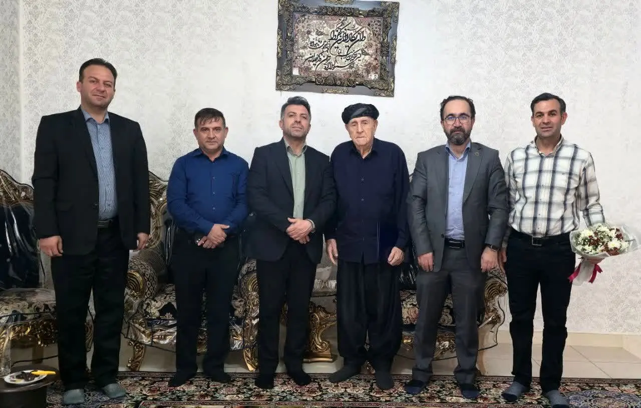 تجدید میثاق مدیرعامل و جمعی از کارکنان شرکت گاز ایلام با آرمان‌های شهدا در هفته دولت

