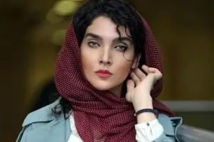 مدل عجیب لباس و موهای خانم بازیگر+عکس
