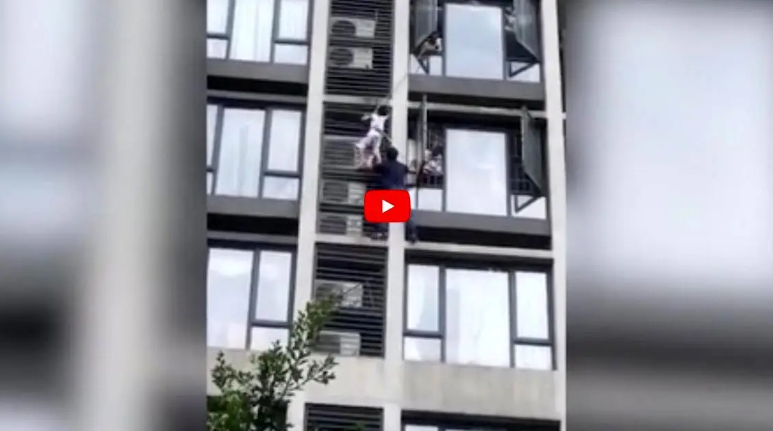 
پدر فداکار، ناجی جان پسرش قبل از سقوط شد +عکس
