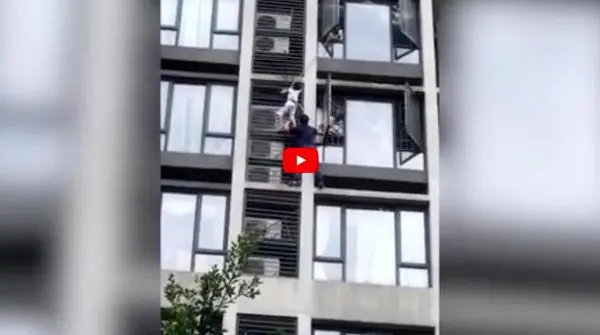 پدر فداکار، ناجی جان پسرش قبل از سقوط شد +عکس