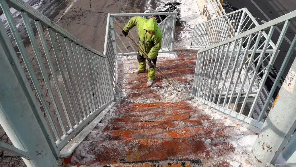 معابر منطقه2 از برف و یخ پاکسازی شد

