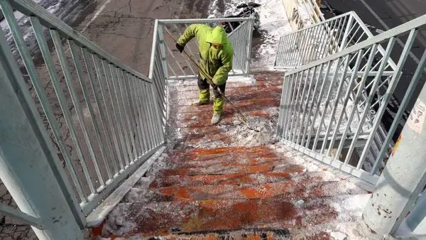 معابر منطقه2 از برف و یخ پاکسازی شد