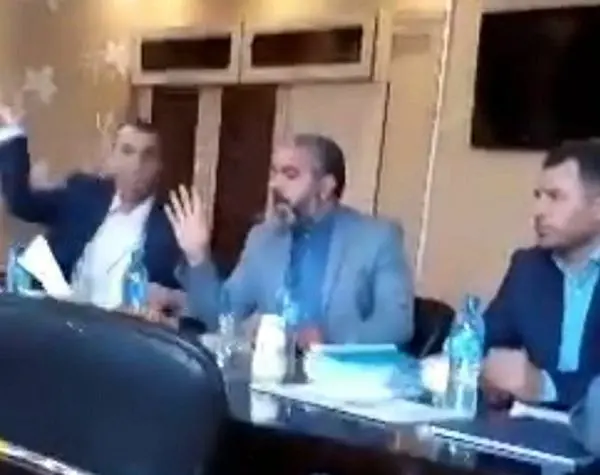 پرتاب اشیا به خبرنگاران توسط عضو شورای شهر+عکس