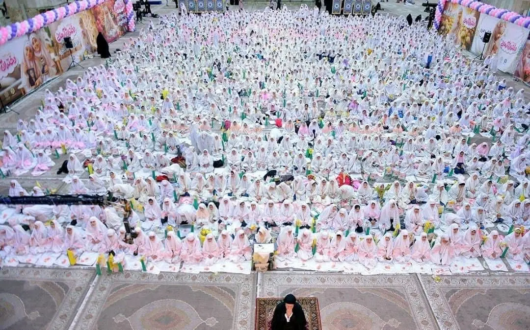 جشن تکلیف یک هزار و چهارصد نفری دختران آرمانی منطقه ۱۹ در حرم مطهر امام خمینی (ره)

