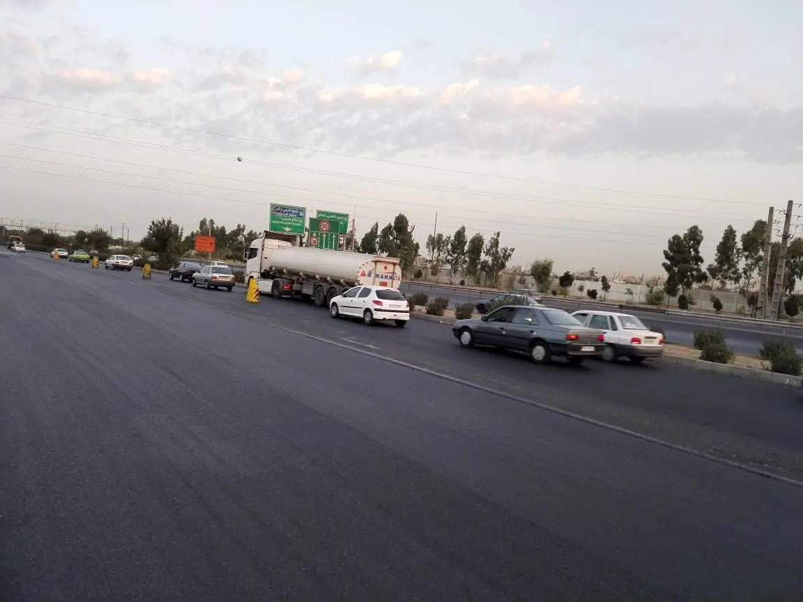 روکش آسفالت بزرگراه آزادگان در محدوده منطقه 19 با پخش 24 هزار و 360 تن ترمیم اساسی شد

