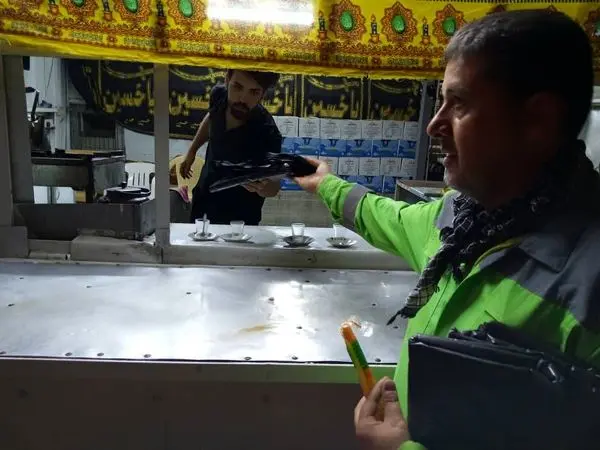 توزیع روزانه 2 و نیم تن کیسه زباله حجیم در مسیر یک طریق الحسین (ع) کربلا توسط منطقه13