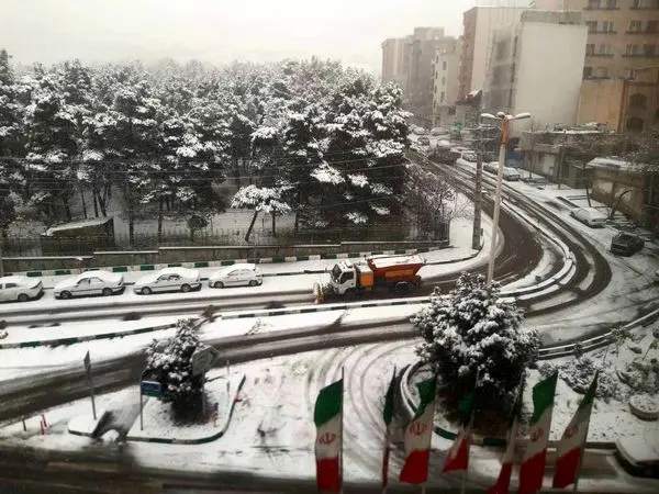  آمادگی کامل ستادهای برف روبی منطقه یک و آغاز شن پاشی معابر اصلی و بزرگراهی از صبح امروز 

