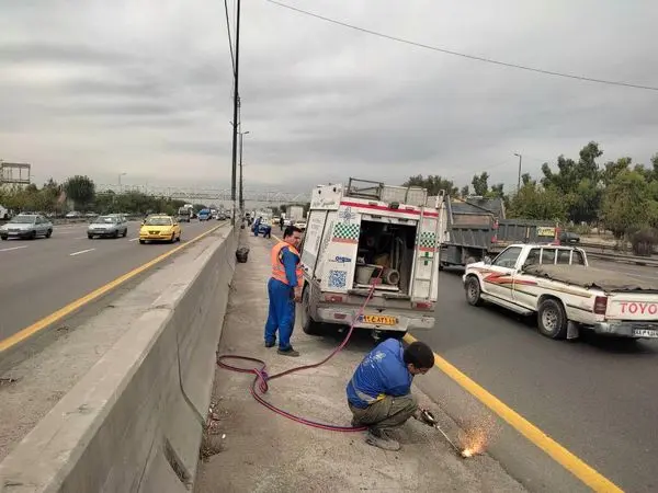 حذف زواید فیزیکی به طول 4 کیلومتر در بزرگراه آزادگان محدوده منطقه 19