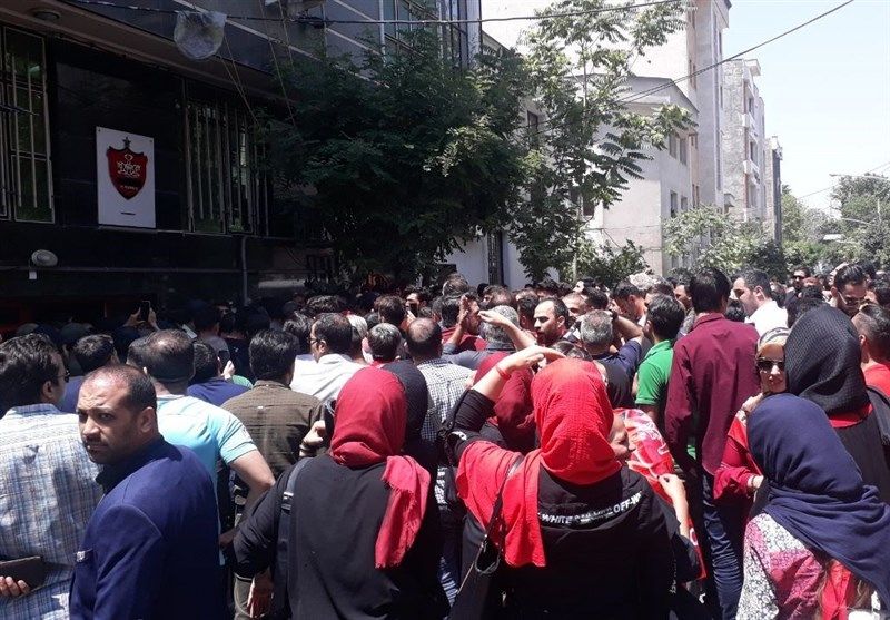 تجمع دوباره هواداران ناراضی مقابل باشگاه پرسپولیس