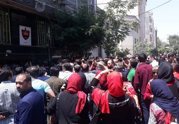 تجمع دوباره هواداران ناراضی مقابل باشگاه پرسپولیس
