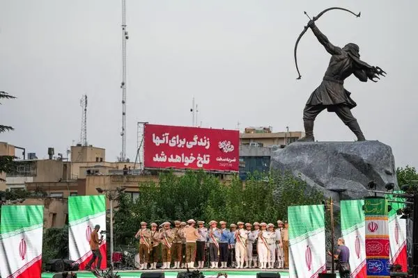 برگزاری برنامه‌های حماسی و آیینی "آرش سرباز ایران" در میدان ونک 

