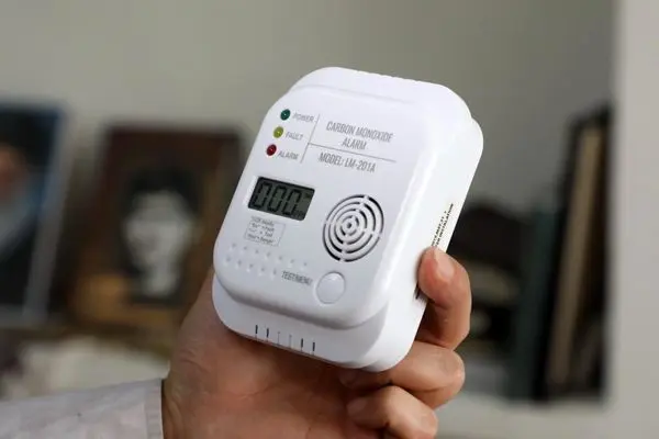 اهدا و نصب دستگاه های هشدار دهنده در طرح ارتقا آگاهی عمومی شهروندان منطقه 13