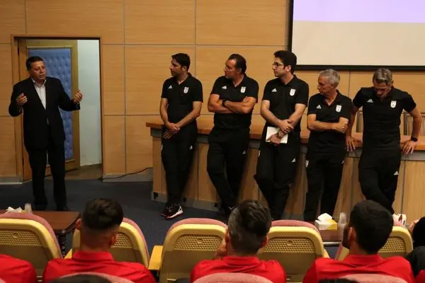 برپایی مراسم معارفه کادر فنی با بازیکنان تیم ملی فوتبال