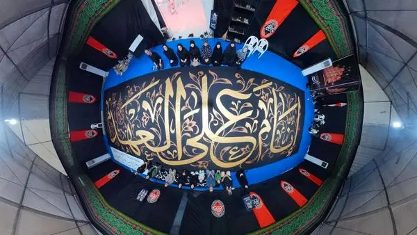 خلق ۵ ابرکتیبه عاشورایی با دستان مردم و هنرمندان برای مسیر بینالحرمین