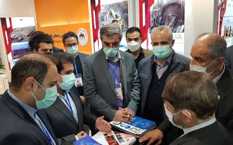 بازدید رئیس گروه اقتصادی دفتر مقام معظم رهبری از غرفه چادرملو در نمایشگاه فولاد ایران

