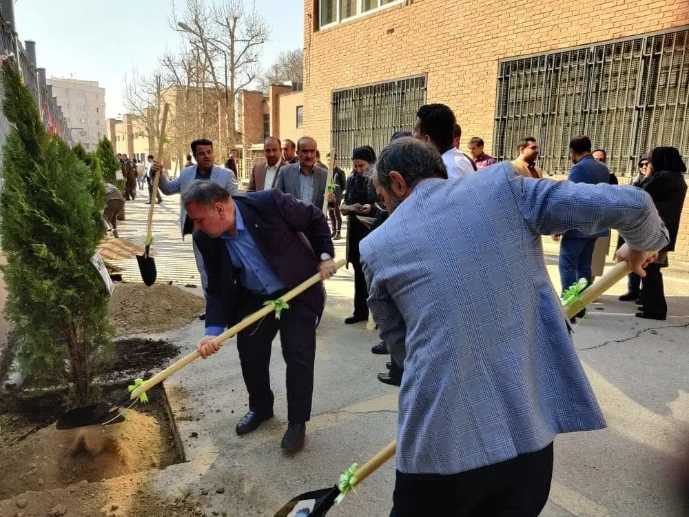 کاشت نهال  با رویکرد دانشگاه سبز و توسعه پایداردر دانشگاه صنعتی شریف


