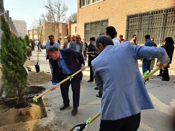 کاشت نهال  با رویکرد دانشگاه سبز و توسعه پایداردر دانشگاه صنعتی شریف