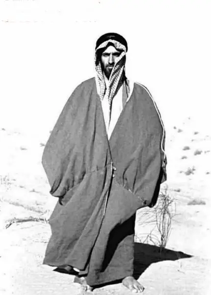 مؤسس کشور امارات با پای برهنه+عکس