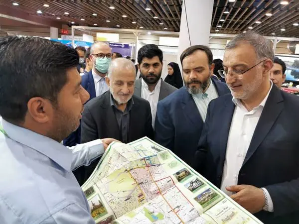 حضور و بازدید شهردار تهران از غرفه دستاورد های مدیریت شهری منطقه۱۱