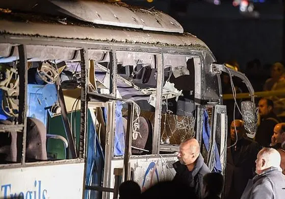 انفجار اتوبوس حامل گردشگران خارجی در مصر + عکس