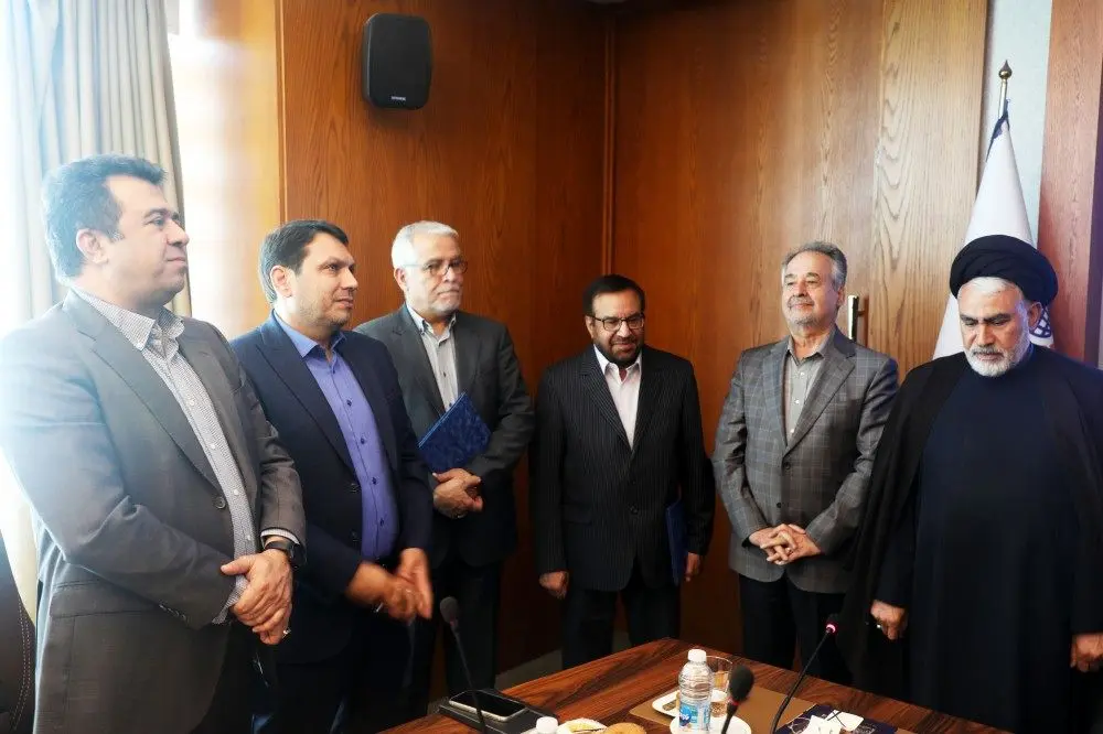 پرچم ملل را سربلند نگه داریم

