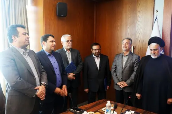 پرچم ملل را سربلند نگه داریم