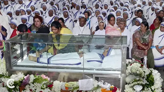 مادر ترزا؛ از خانوادهای ثروتمند در کنار فقرا + عکس