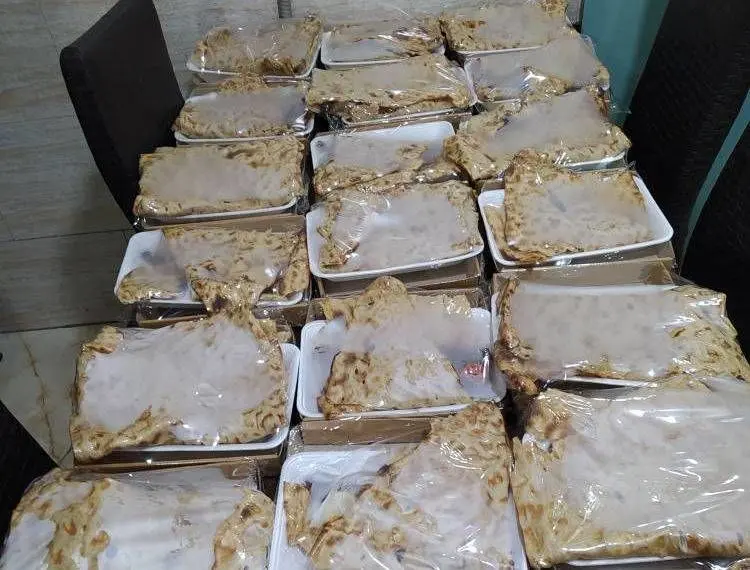 توزیع بسته‌های حمایتی و غذای گرم بین افراد نیازمند توجه در منطقه ۱۳