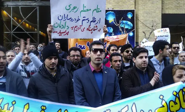 (تصاویر) تجمع اعتراض آمیز مشتریان 4 خودروساز مقابل وزارت صنعت