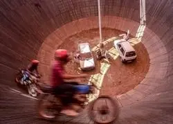 
رانندگی دیوانه‌وار روی دیوار مرگ! +تصاویر
