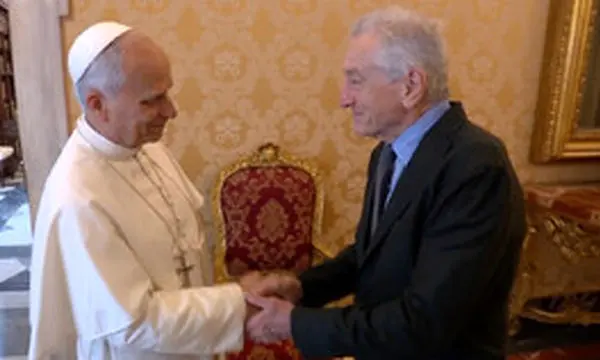 رابرت دنیرو از پاپ تسبیح تقدیس‌شده دریافت کرد