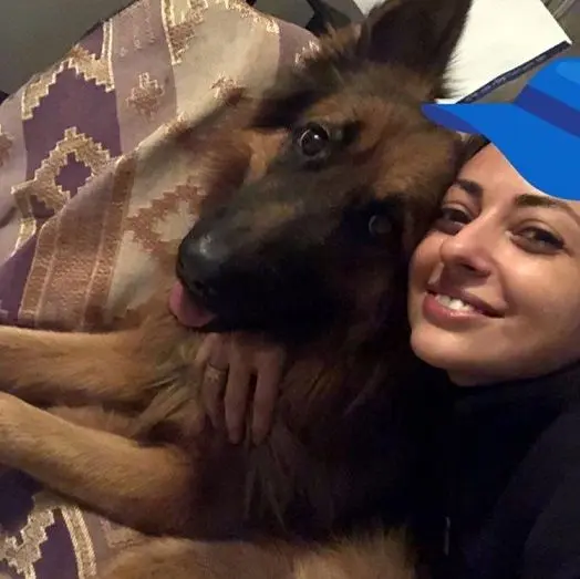 خانم بازیگر در حال در آغوش کشیدن سگ ترسناک در خانه +عکس
