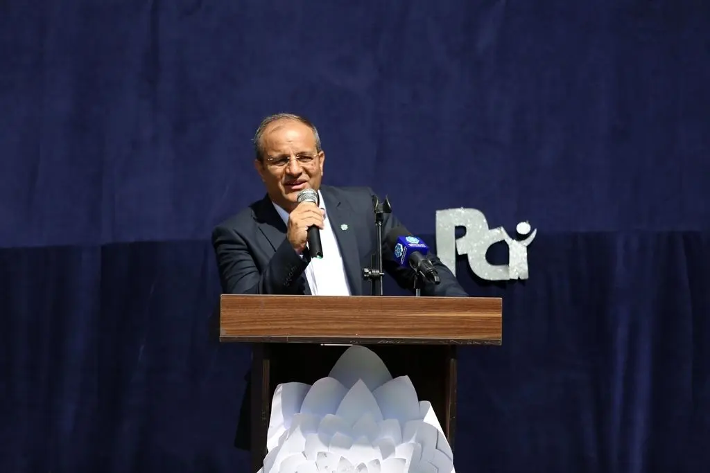 نواختن زنگ آغاز سال تحصیلی توسط مدیرعامل بانک توسعه تعاون

